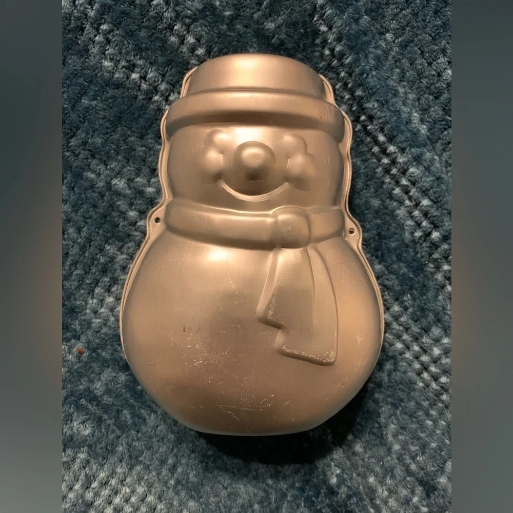 3-D SNOWMAN CAKE PAN. 2-pieces. Vintage Wilton. Good used condition.